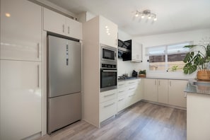 Refrigerador, microondas, horno, placa de cocina