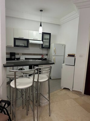 Kühlschrank, Mikrowelle, Wasserkocher mit Kaffee-/Teezubehör