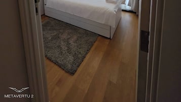 2 bedrooms, iron/ironing board, internet, bed sheets