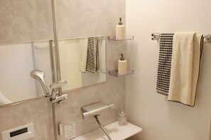 Shower, hair dryer, towels, soap - Shibuya house w Rooftop/ 6min to Stn/ Skyline View (Shibuya)