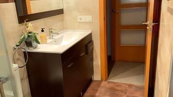 Secador de pelo, toallas, jabón y papel higiénico