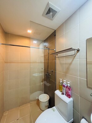 Shower, hair dryer, towels - Chic Minimalist Suite in Central Location (Iloilo City)