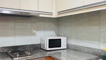 Fridge, microwave, stovetop