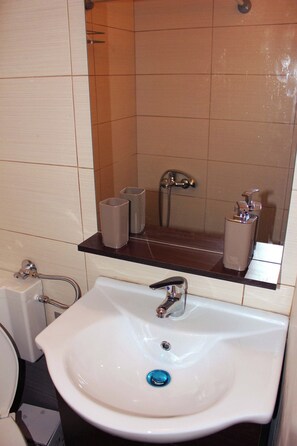 Dusj, hårføner og håndklær