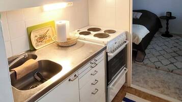 Een koelkast, een microgolfoven, een oven, een kookplaat