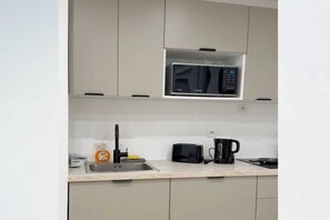 Réfrigérateur, micro-ondes, four, plaque de cuisson