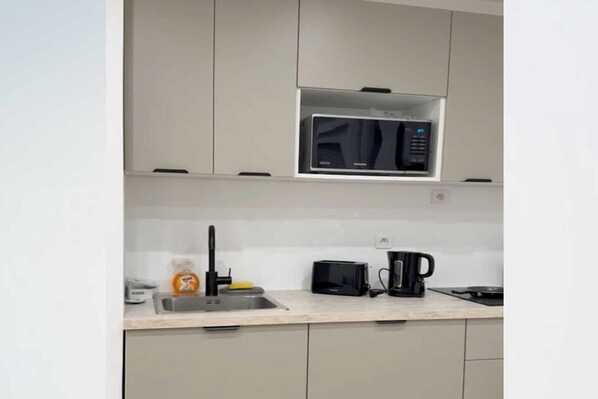 Fridge, microwave, oven, stovetop