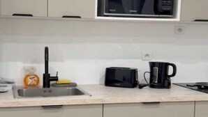 Wasserkocher mit Kaffee-/Teezubehör, Kühlschrank, Mikrowelle, Ofen
