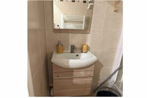 Douche, sèche-cheveux, serviettes fournies