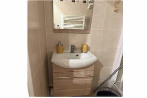Douche, sèche-cheveux, serviettes fournies