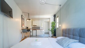 Skrivebord, strykejern/-brett, wi-fi (inkludert) og sengetøy