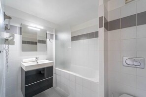 Douche, sèche-cheveux, serviettes fournies