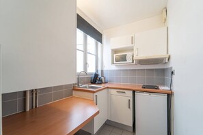 Réfrigérateur, micro-ondes, plaque de cuisson, cafetière/bouilloire