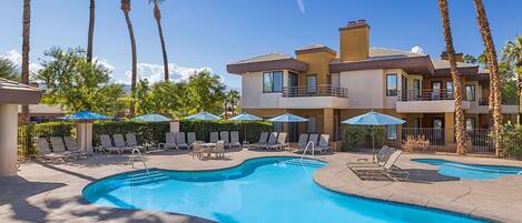 Una piscina al aire libre, una piscina climatizada