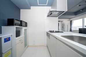 Jääkaappi, mikroaaltouuni, liesi, leivänpaahdin