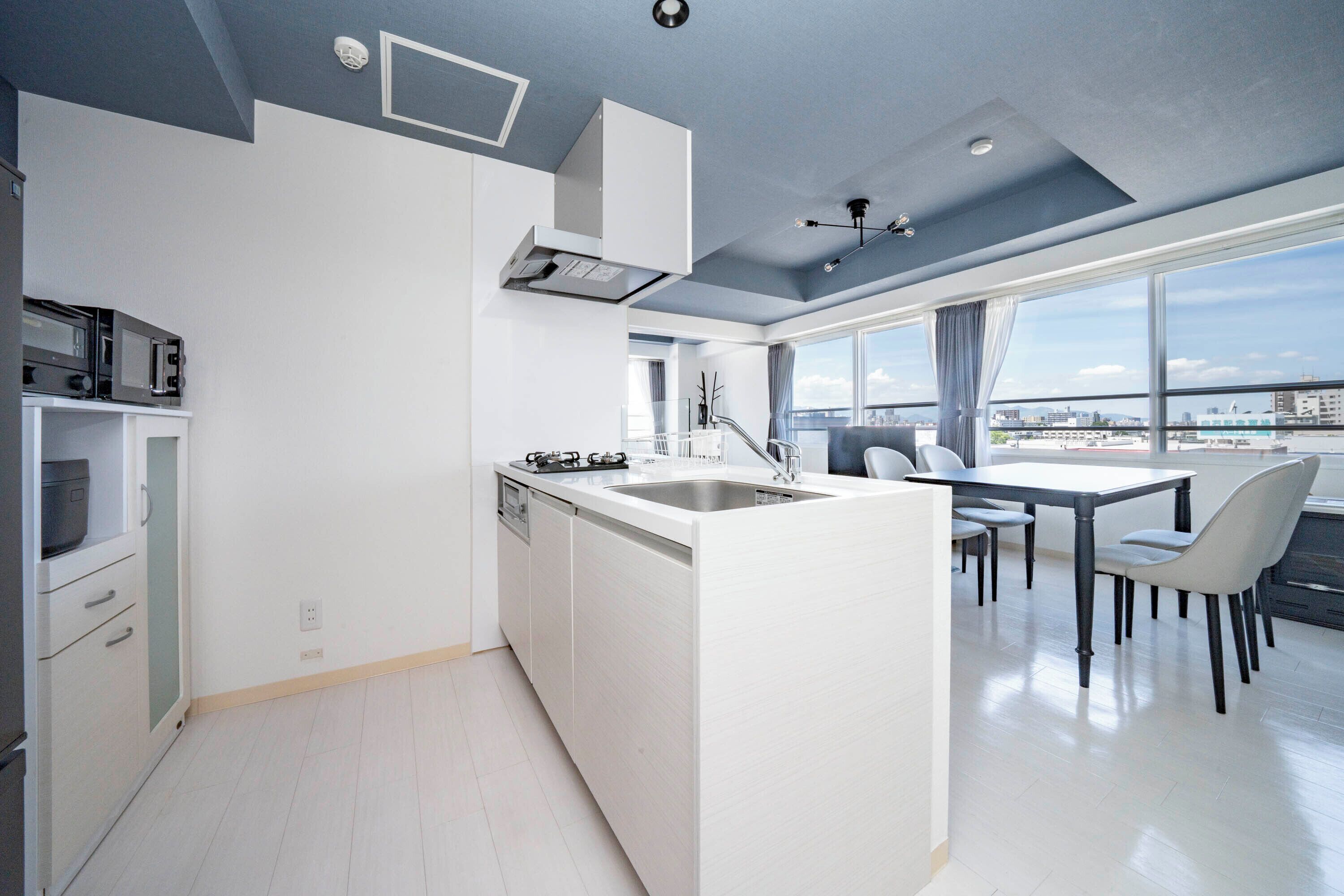 Frigorífico, microondas, placa de cocina y tostadora