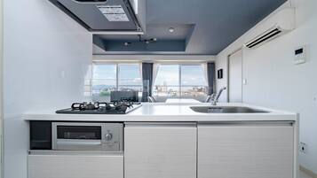 Refrigerador, microondas, placa de cocina, tostadora