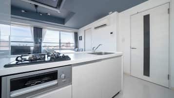 Refrigerador, microondas, placa de cocina, tostadora