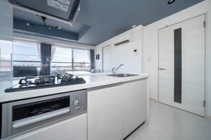 Jääkaappi, mikroaaltouuni, liesi, leivänpaahdin