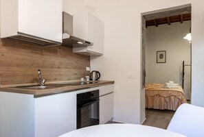 Fridge, oven, stovetop, coffee/tea maker