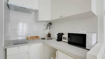 Réfrigérateur, micro-ondes, plaque de cuisson, cafetière/bouilloire