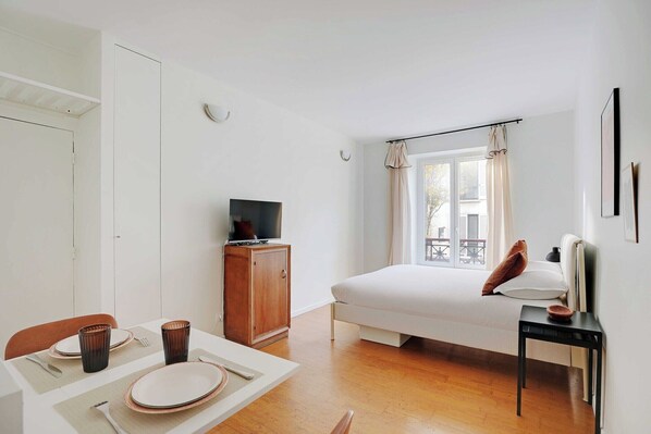 Iron/ironing board, internet, bed sheets