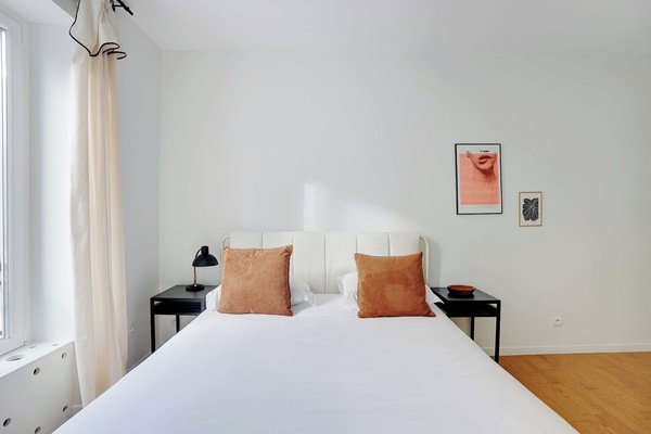 Skrivebord, strykejern/-brett, wi-fi (inkludert) og sengetøy