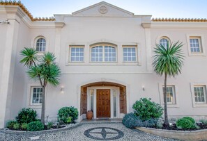 Exterior detail - Luxury Villa 6 Bed, Pool, Gym, Cinema Room Gale (Guia)