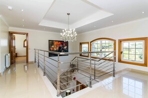 Interior - Luxury Villa 6 Bed, Pool, Gym, Cinema Room Gale (Guia)