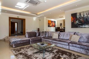 Fireplace, ping pong - Luxury Villa 6 Bed, Pool, Gym, Cinema Room Gale (Guia)