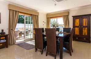 Dining - Luxury Villa 6 Bed, Pool, Gym, Cinema Room Gale (Guia)