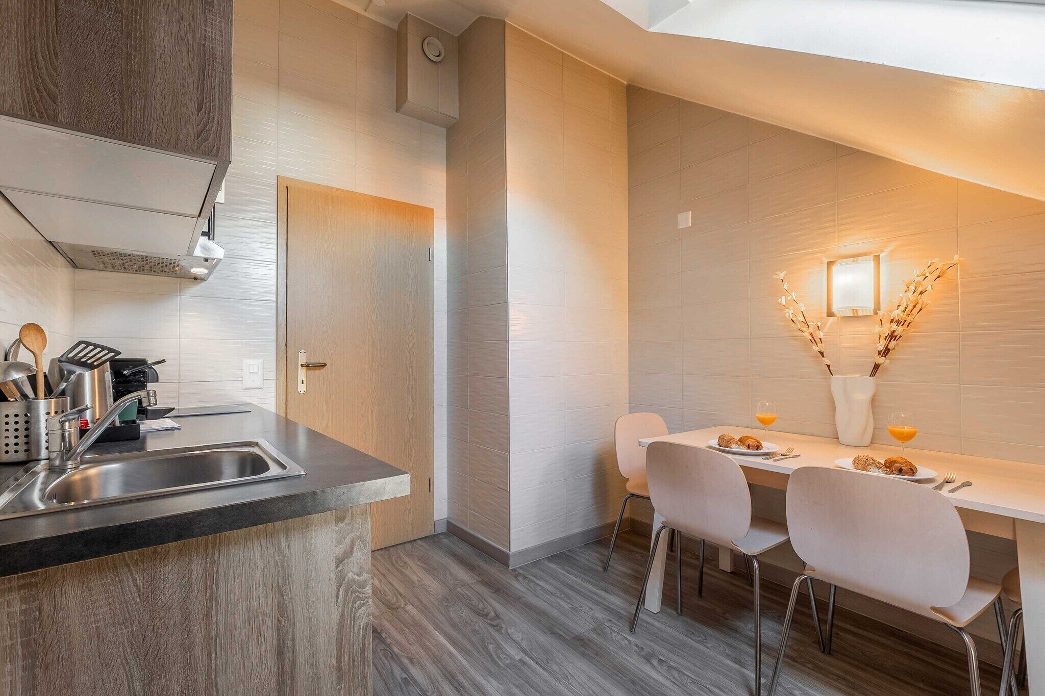 Kylskåp, mikrovågsugn, spishäll och kaffe- och tebryggare