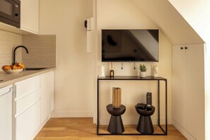 Fridge, stovetop, coffee/tea maker, toaster