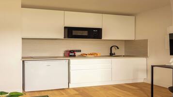 Réfrigérateur, plaque de cuisson, cafetière/bouilloire, grille-pain