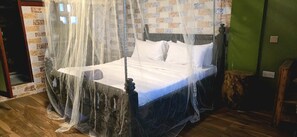 Chambre Double Deluxe, vue cour intérieure | Bureau, fer et planche à repasser, Wi-Fi gratuit