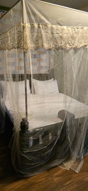 Quarto casal luxo, vista para o pátio | Escrivaninha, ferros/tábuas de passar roupa, Wi-Fi de cortesia