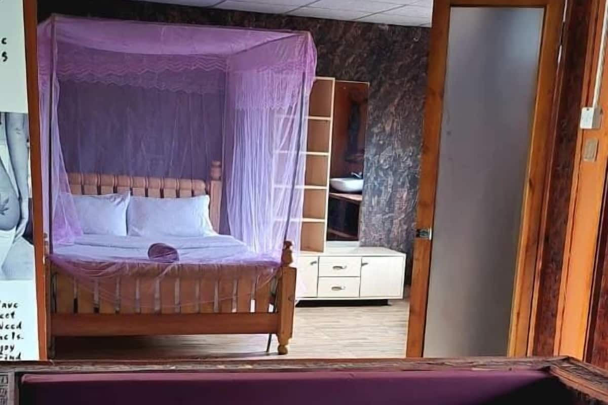 Quarto casal executivo, vista para o pátio | Escrivaninha, ferros/tábuas de passar roupa, Wi-Fi de cortesia