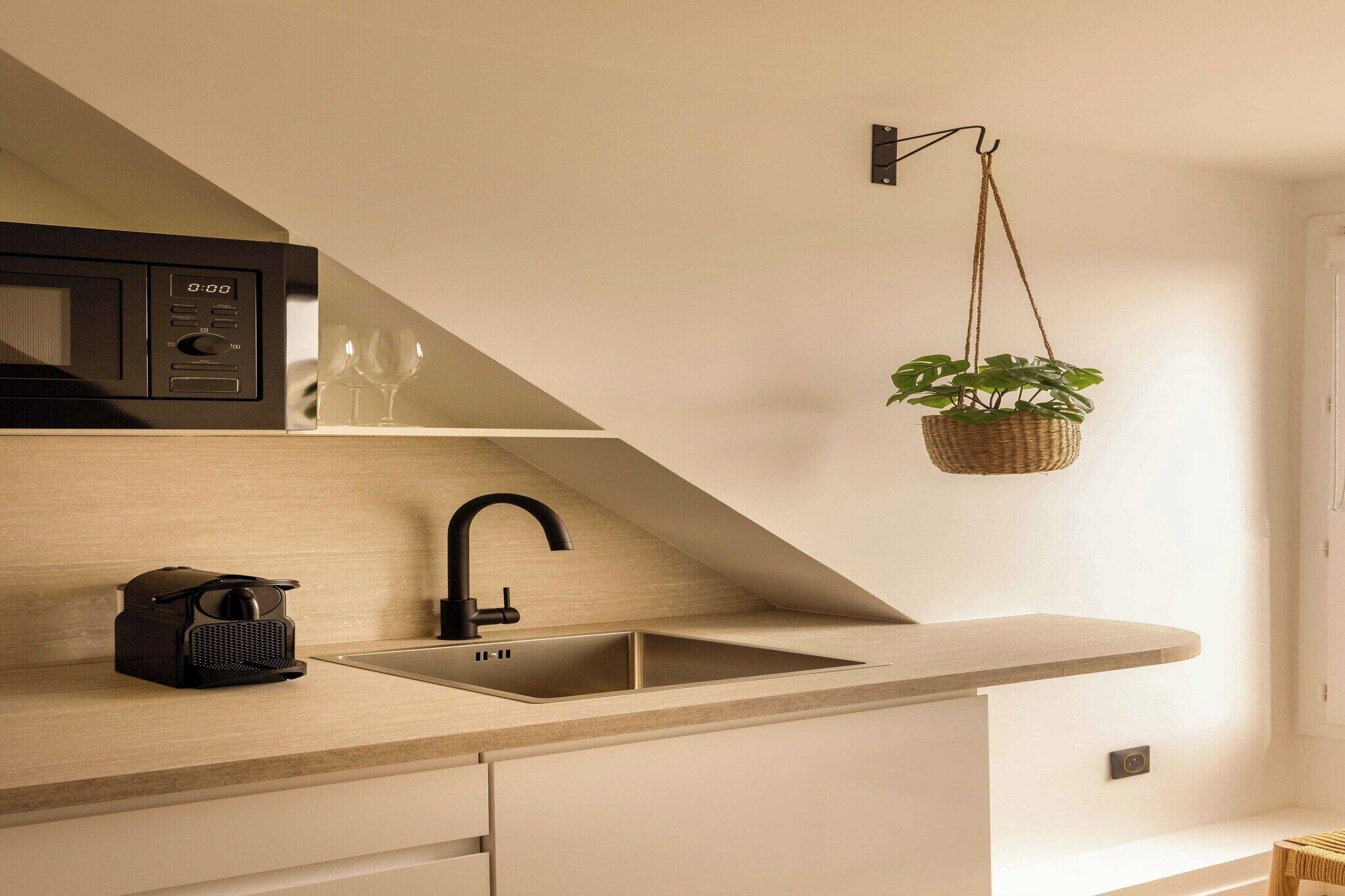 Kühlschrank, Mikrowelle, Herdplatte, Wasserkocher mit Kaffee-/Teezubehör