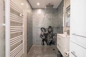 Shower, hair dryer, towels