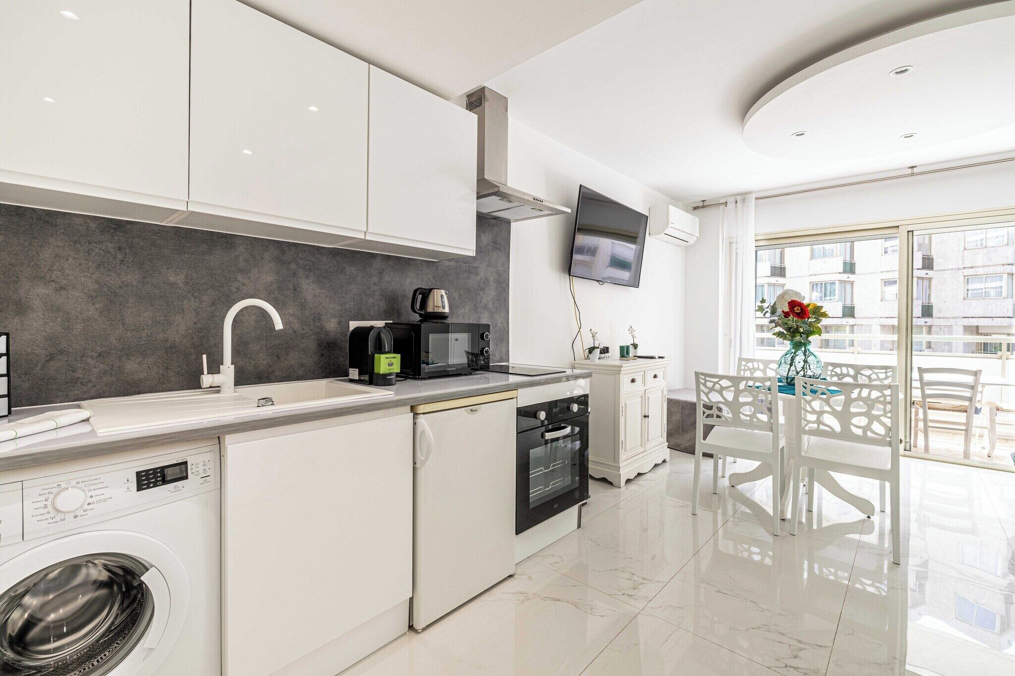 Geladeira, micro-ondas, fogão, cooktop