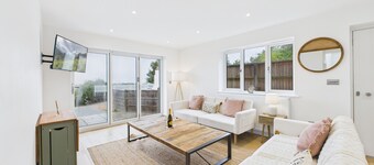 4 Bed house | Hill top views | 3 car driveway