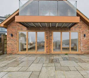 Front Entrance & Balcony 