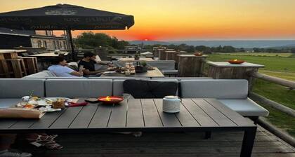 Tente de camping avec chambres familiales et équipements modernes.