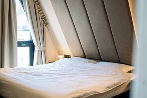 5 bedrooms, travel cot