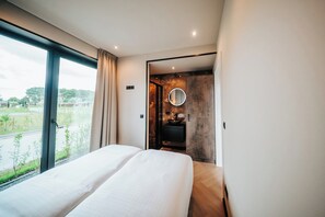 8 bedrooms, travel crib