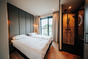 8 bedrooms, travel cot