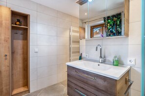 Regadera, amenidades de baño gratuitas, secadora de cabello, toallas