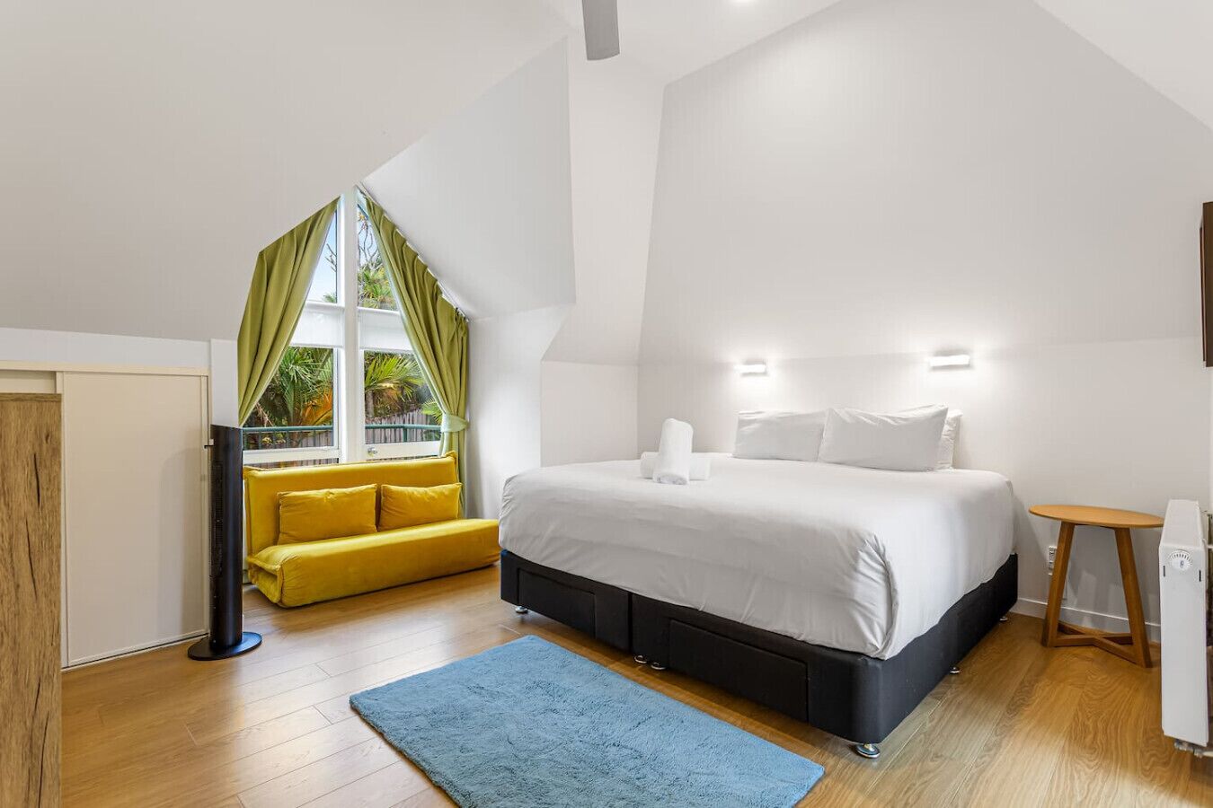 4 bedrooms, desk, iron/ironing board, travel cot