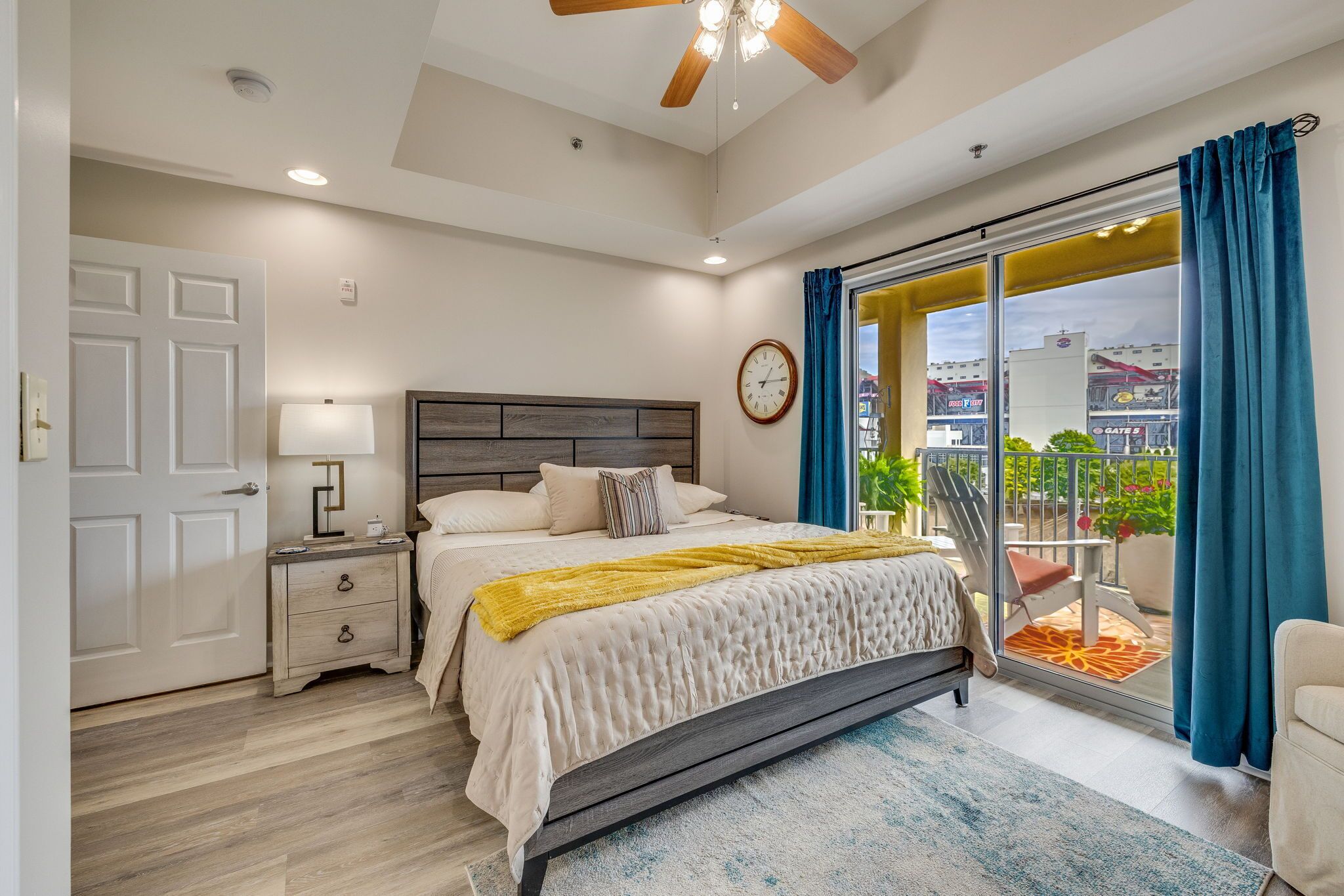 3 chambres, bureau, fer et planche à repasser, lit parapluie