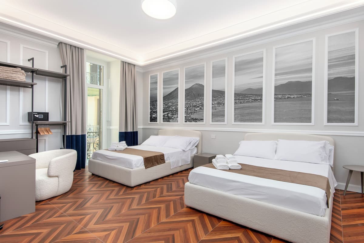 Suite familiar, balcó | Minibar, caixa forta a l'habitació i escriptori
